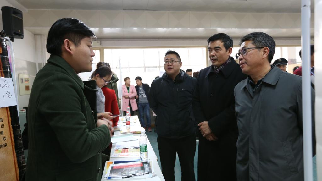 党委书记赵宗更、院长庞彦强来到招聘会现场与用人单位交流